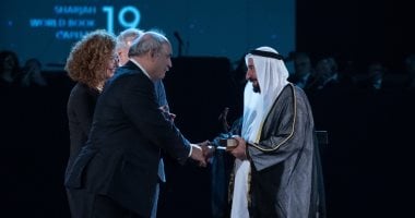 سلطان القاسمى يتسلم راية الشارقة عاصمة عالمية للكتاب لعام 2019 ويشهد العرض الأول من العمل الفنى الأسطورى ألف ليلة وليلة فى مسرح المجاز.. ويؤكد: إذا أردنا احترام العالم يجب غرس المعرفة فى العقول منذ الصغر