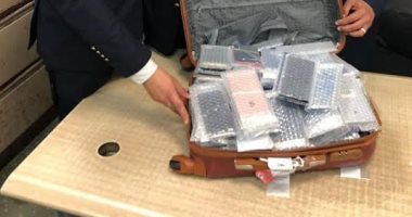 جمارك مطار برج العرب تضبط محاولة تهريب كمية من الهواتف المحمولة