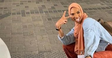 شابة مسلمة تتحدى متظاهرين مناهضين لعقيدتها فى واشنطن