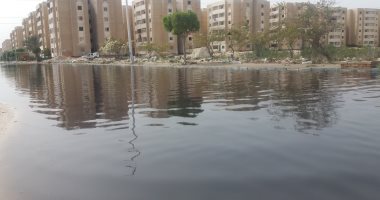 صور.. غرق مدخل مدينة المستقبل بالإسماعيلية بعد كسر ماسورة صرف صناعى 