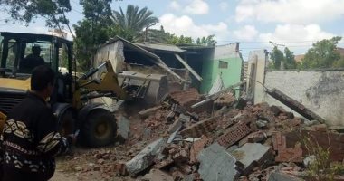 إزالة مقابر تم بناءها بدون ترخيص فى قريتين بدمياط 
