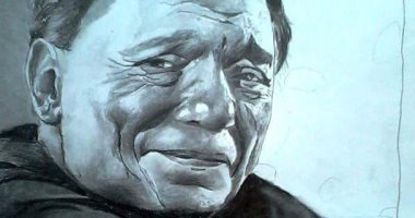 فنان شاب يبدع فى رسم اللوحات بالقلم الجاف والرصاص: يرسم بالفطرة 