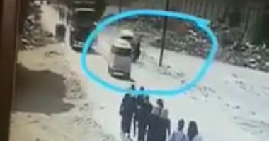 كاميرا محل تسجل حادث دهس لطالبات بسبب سباق سائقى الميكروبصات بالخانكة 