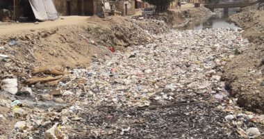 القمامة والمخلفات تغطى مصرف السيل بـ"أسوان" والأهالى يطالبون بتطهيره