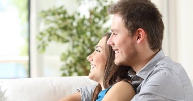 لو بيقفل موبايله وهو معاكى.. 6 علامات تدل على حب الزوج لزوجته