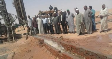 صور .. نائب محافظ الوادى الجديد يشهد تشغيل بئر مشروع الصوب الزراعية الخيرى بالداخلة 