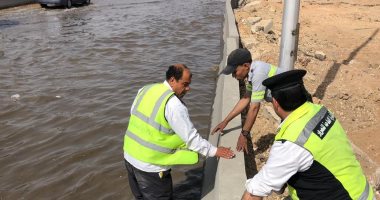 صور.. زحام مرورى بطريق السويس الصحراوى بسبب كسر ماسورة مياه
