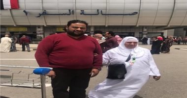 قبطي عن إهدائه رحلة عمرة لـ"جارته": "المليان يكب على الفاضي"