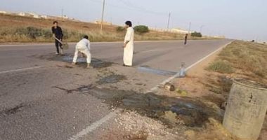 شكوى من سوء حالة طريق مطروح السلوم.. والأهالى يعالجونه بالأسمنت