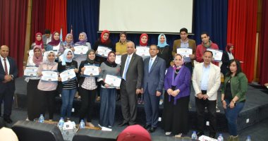 صور.. رئيس جامعة الإسكندرية يكرم 200 من شباب أعضاء هيئة التدريس 