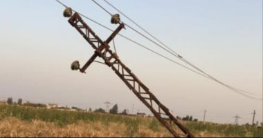 رئيس مدينة إدفو بأسوان يحقق فى واقعة ضبط 20 عامود كهرباء وضغط عالى مائل