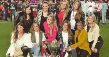 فيديو وصور.. زوجات وأبناء لاعبى برشلونة يحتفلون بلقب الدورى الإسبانى الـ26