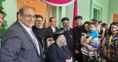 صور.. أسقف أسيوط يوزع الحلوى والشيكولاته على المهنئين من الأقباط