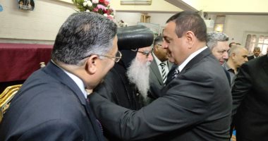 صور .. محافظ البحيرة يقدم التهنئة للأقباط بكنيسة الكرمة بدمنهور
