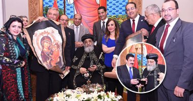 "هذا هو اليوم الذى صنعه الرب".. الكاتدرائية تنبض بترانيم القيامة.. البابا تواضروس يرش الحاضرين بالحلوى.. ويؤكد: السلام عطية إلهية و هبة من السماء.. ووزراء ومحافظين على رأس المهنئين