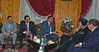 محافظ البحيرة يزور البابا تواضروس لتهنئته بعيد القيامة