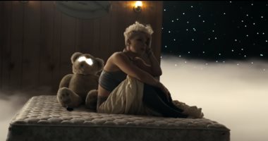 بعد 6 سنوات من إطلاقه.. بينك تحقق نجاحا جديدا بكليب Just Give Me A Reason