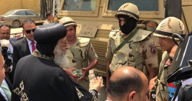 فيديو.. البابا تواضروس يوزع حلوى العيد على قوات تأمين الكاتدرائية