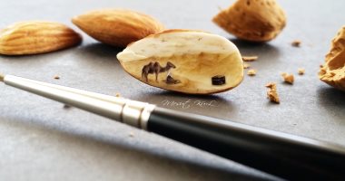 مش بيستعمل ورق.. شاب تركى يرسم على اللب والمكرونة والكاجو
