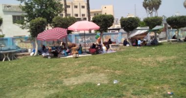 أهالى كفر الشيخ ينصبون الخيام بالشوارع احتفالاً بشم النسيم