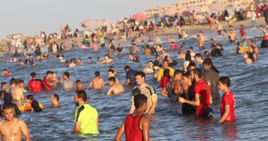 صور.. مصيف بلطيم يستقبل آلاف المصطافين فى شم النسيم