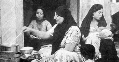 بعيد عن البنطلونات والجيبه.. الستات زمان كانت بتلبس إيه؟