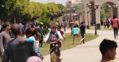 صور.. أهالى الأقصر يحتفلون بشم النسيم على الممشى السياحى بكورنيش النيل