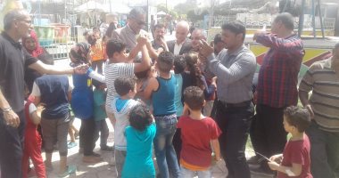 "الوصيف" و"بكر" يوزعان العصائر والحلوى على أهالى شبرا الخيمة فى شم النسيم