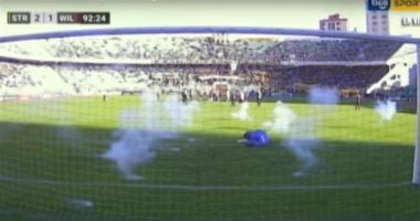 شاهد.. الجماهير تقذف ألعابًا نارية على حارس مرمى بالدورى البوليفى