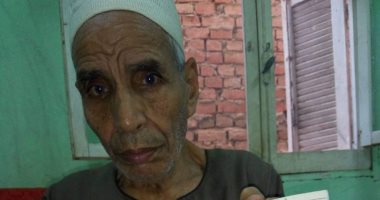 "حارس دفاتر الموتى".. الشيخ عطية 33 عاماً فى هواية تسجيل الوفيات بالمنوفية