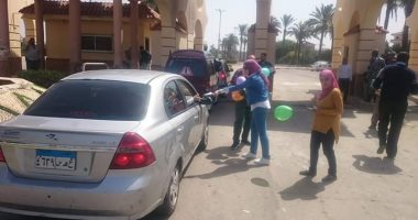 صور.. رأس البر تستقبل روادها بالورود احتفالا بأعياد شم النسيم
