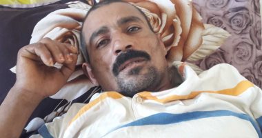 صور.. مأساة عامل سقط عليه سقف منزله وأصيب بشلل نصفى فى بورسعيد