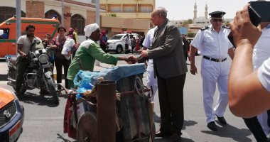 صور... محافظ البحر الأحمر يتفقد الشواطئ العامة بالغردقة 