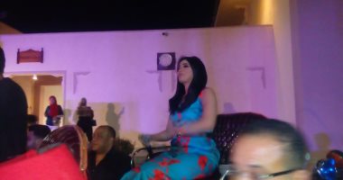 صور .. الفنانة أمينة تدخل مسرح فندق مستقلة الحنطور بشرم الشيخ 