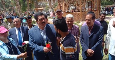 فيديو.. محافظ القليوبية يوزع الورود ويلتقط صورا مع الأطفال فى حدائق القناطر الخيرية