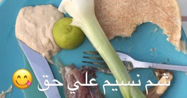 اتيكيت بزيادة.. آسر ياسين يضرب طقوس شم النسيم ويأكل الفسيخ بـ"شوكة وسكينة"