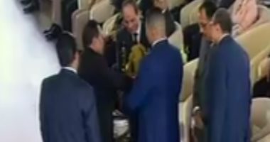 فيديو..السيسي يتسلم درع "حماية وطن" من رئيس اتحاد عمال مصر باحتفالية عيد العمال