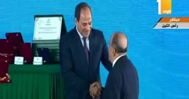 فيديو..بالأسماء.. الرئيس السيسي يكرم عددا من العمال والقيادات النقابية