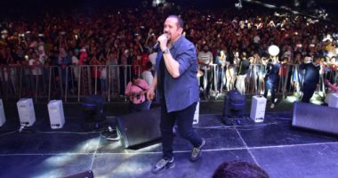 صور.. هشام عباس يحيى أول حفل غنائى فى شم النسيم بعد وفاة والدته