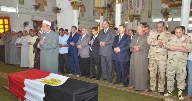محافظ بنى سويف ومدير الأمن يتقدمون الجنازة العسكرية للشهيد "مصطفى عثمان"