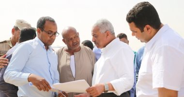 صور.. محافظ السويس يتابع أعمال التطوير والرصف والتجميل بطريق الأدبية