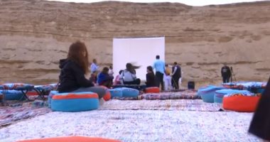 شاهد.. صحراء مصر تتحول إلى دور سينما لزوارها