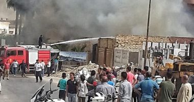 صور.. السيطرة على حريق مخزن فى الإسماعيلية 