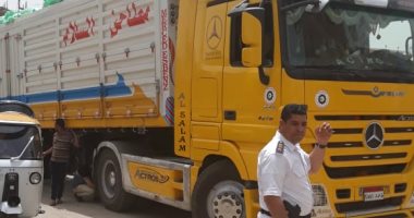 صور..رفع شاحنة محملة بالدقيق تعطلت بمزلقان القصاصين فى الإسماعيلية