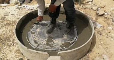 استجابة لصحافة المواطن.. تغطية غرف الصرف الصحى بمنطقة البنفسج