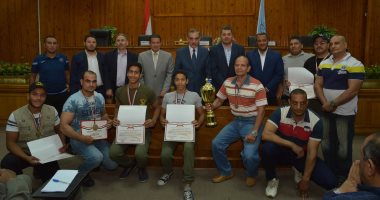 صور..محافظ أسيوط يكرم فريق القوة البدنية بنادى أبنوب الرياضى 
