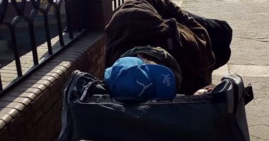 إحنا معاك.. مشرد يحتاج المساعدة بطريق جمال عبد الناصر فى العجوزة