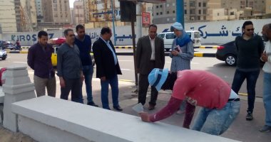 صور.. سكرتير مساعد الإسكندرية يجرى جولة بحى منتزه أول ويستمع لشكاوى المواطنين