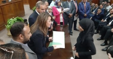 صور.. وزيرة التضامن ومحافظ أسيوط يوزعان عقود مشروعات للأسر الأكثر احتياجا