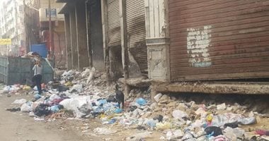 قمامة عند مدخل شاطئ النخيل.. شكوى "أحمد" للبحث عن حل